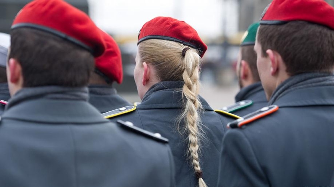 Σκάνδαλο στον γερμανικό στρατό: Ανάγκαζαν στρατιωτίνες σε στριπτίζ και pole dancing